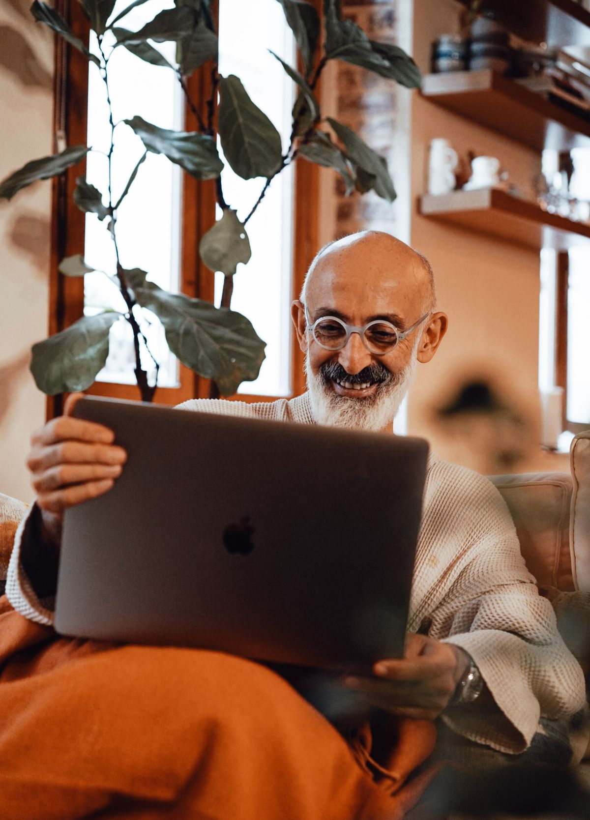 Oudere man regelt rustig zijn digitale nalatenschap op de laptop thuis